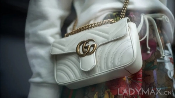 早报 | 森马服饰上半年利润暴跌97%；李宁市值逼近千亿创历史新高