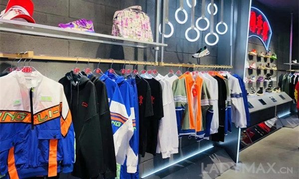 早报 | 假包比真包先上市,广州LV店员涉嫌与售假团伙勾结;Yeezy幕后推手离职 早报 | 假包比真包先上市,广州LV店员涉嫌与售假团伙勾结;Yeezy幕后推手离职