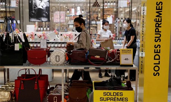 时尚新闻 / 2020-08-18早报 | LVMH老板身价被马斯克赶超；法国夏