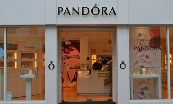 时尚新闻 / 2020-08-19早报 | 小红书直播打通淘宝；潘多拉第二季度收