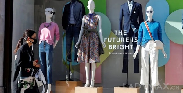 早报 | 海港城上半年收入大跌30%；Bottega Veneta涉嫌抄袭毕业生作品