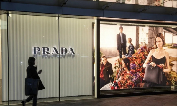 时尚新闻 / 2020-07-31Prada 6月中国收入大涨60%，上半年有机