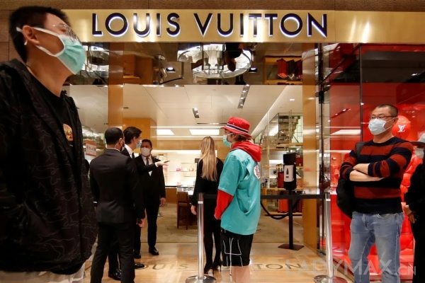 疫情冲击奢侈品消费,LVMH上半年利润暴跌84%,但中国出现强劲反弹 疫情冲击奢侈品消费,LVMH上半年利润暴跌84%,但中国出现强劲反弹