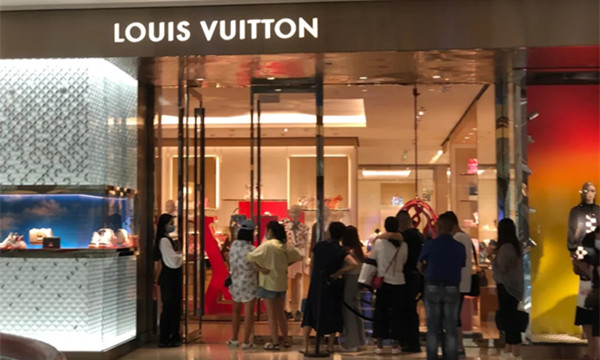 时尚新闻 / 2020-07-29不会裁员！LVMH上半年利润暴跌84％，但中国