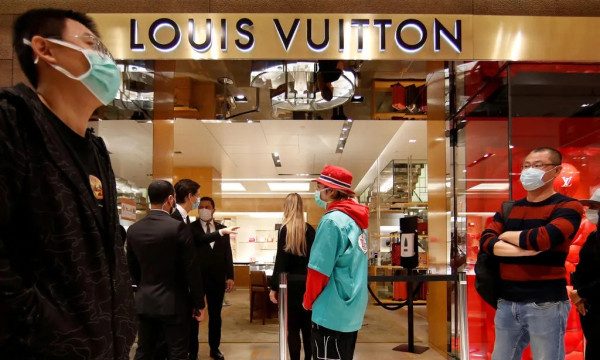 时尚新闻 / 2020-07-28疫情冲击奢侈品消费，LVMH上半年利润暴跌84