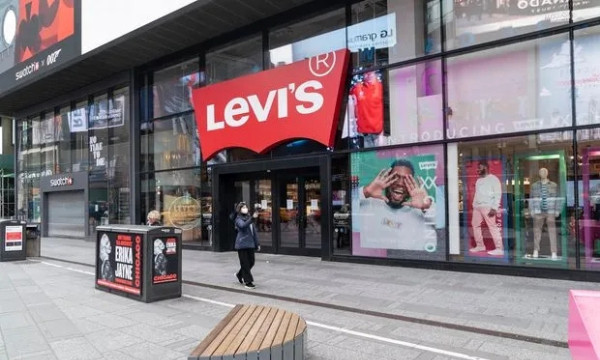 时尚新闻 / 2020-07-09Levi's第二财季亏损3.6亿美元，将裁员7
