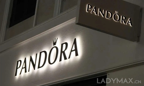 早报 | Supreme成功在中国注册商标;香港3月零售额大跌42% 早报 | Supreme成功在中国注册商标;香港3月零售额大跌42%