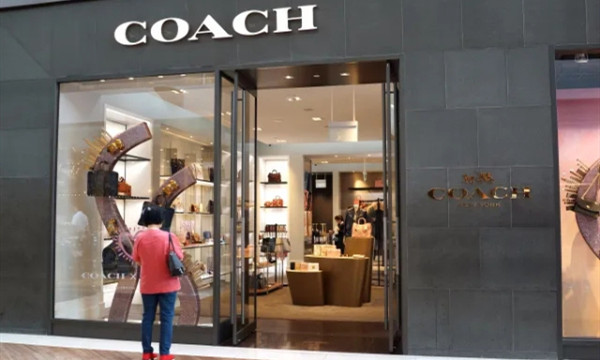 时尚新闻 / 2020-05-02轻奢持续遇冷，Coach第三财季收入大跌20%