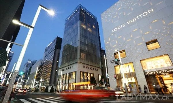 早报 | 传安踏有意收购Reebok；Moncler前三季度收入大跌23%