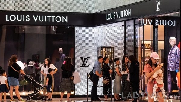 早报 | LV和Dior在中国市场强劲复苏，LVMH时装皮具部门第三季度逆势大涨12%