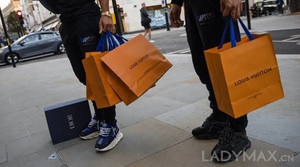 早报 | 欧莱雅将关闭部分门店裁员400人；优衣库中国门店数首次反超日本