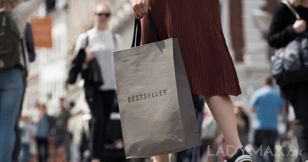 早报 | 英国百年鞋履品牌Clarks或被李宁收入囊中；Delvaux创意总监离职