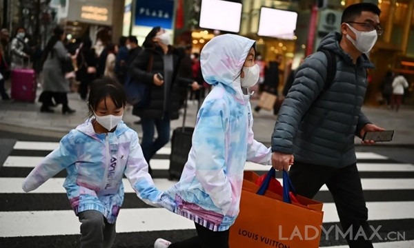 早报 | LV母公司第三财季收入或达114亿；Versace否认Riccardo Tisci将加入